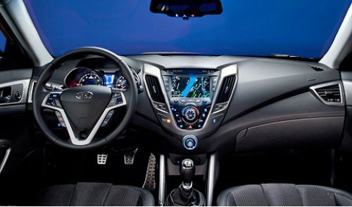 Hyundai Veloster характеризуют также пестрый интерьер и недурное оснащение. В…