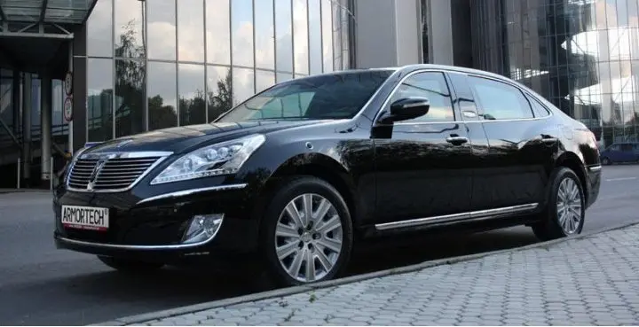 Бронированный автомобиль предлагается в топовой комплектации Royal.