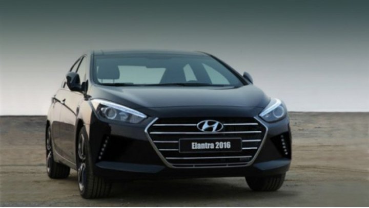Своим носом Elantra теперь напоминает новую Сонату, а вот вертикальных цепочек…