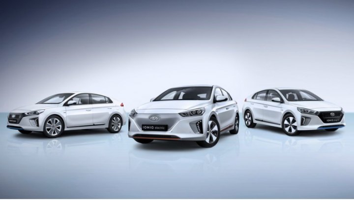 Слева направо: Ioniq Hybrid, Electric,…