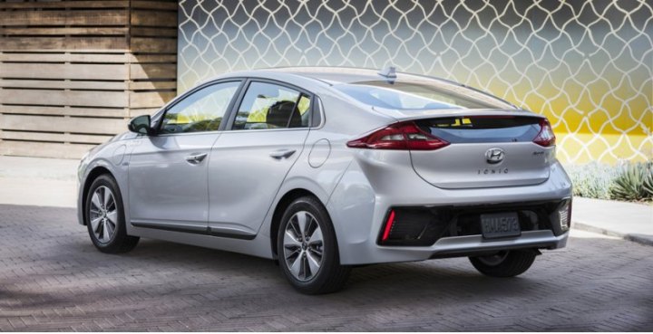 Простой гибрид Ioniq в США уже…
