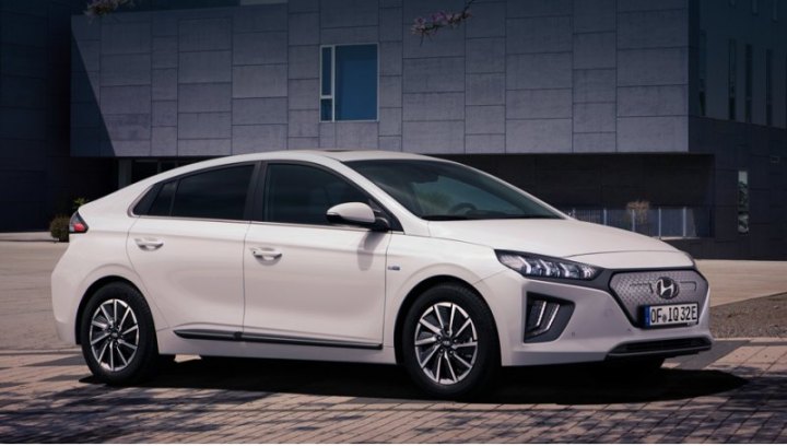 Фары и бампер — новые. От гибридов Ioniq Electric отличается иной решёткой…