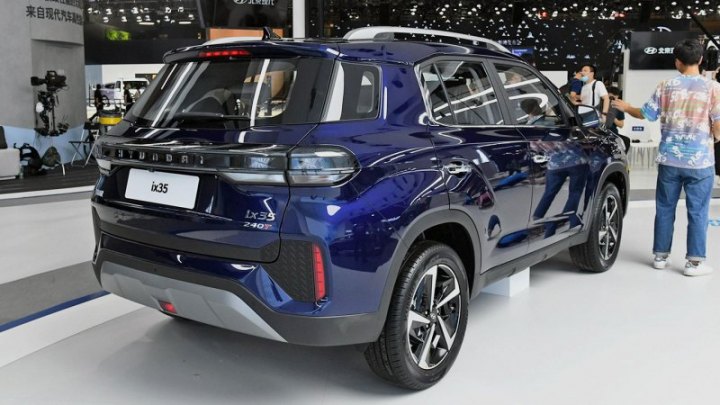 Вместо логотипа новую багажную дверь украшает надпись «Hyundai». В новых…