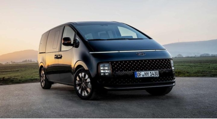 Минивэн Hyundai Staria с космическим…