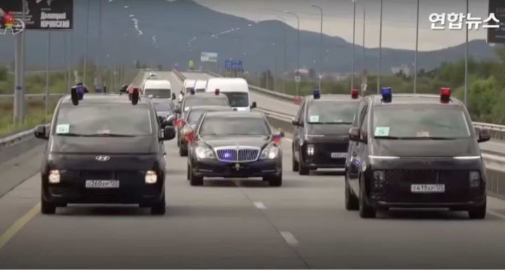 С момента схода с трапа самолета глава…