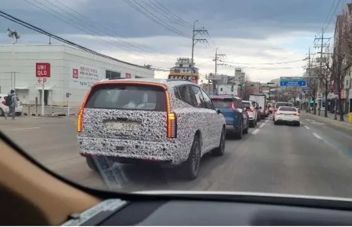 Заглянуть внутрь прототипа автомобильным папарацци не удалось, но ожидается,…
