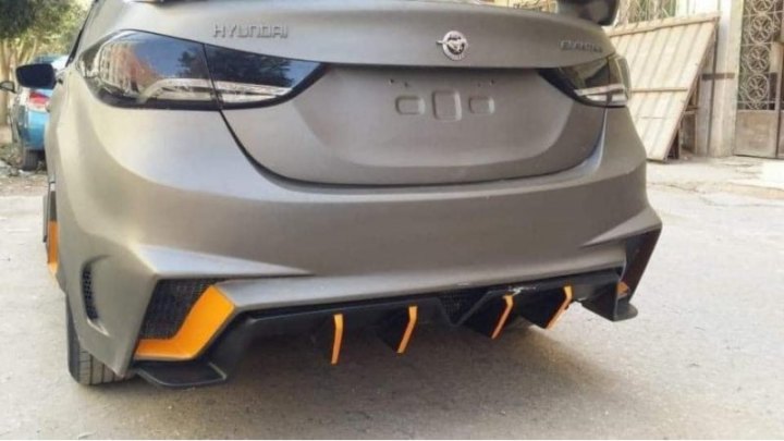 Изменения продолжаются вдоль боковой части автомобиля и включают расширенные боковые юбки и…