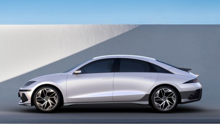 Внутри салон Ioniq 6 очень похож на его…
