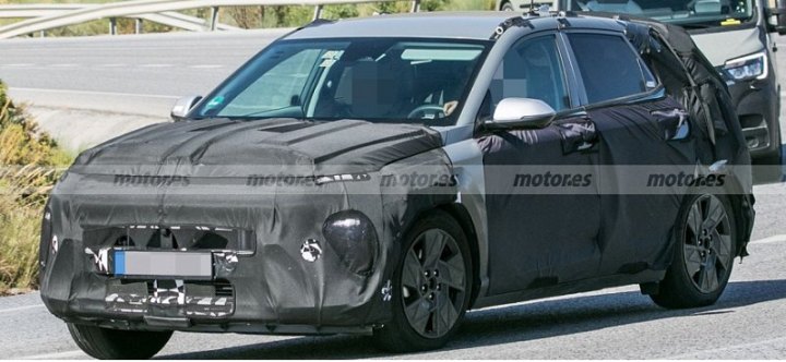 Кроссовер Hyundai Kona 2024 с тонким слоем камуфляжа готовится к премьере в 2022 году