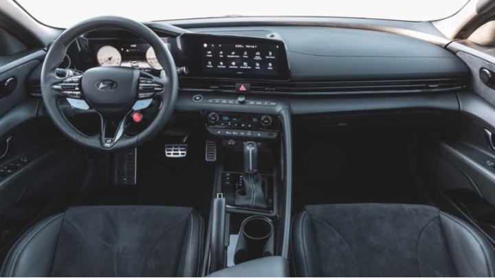 Снаружи Elantra получила новый «нос»,…