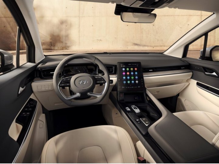 По размерам Hyundai Custo немного крупнее Kia Carnival: его длина составляет…