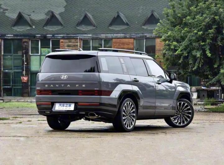 В России продают новые Hyundai Santa Fe…