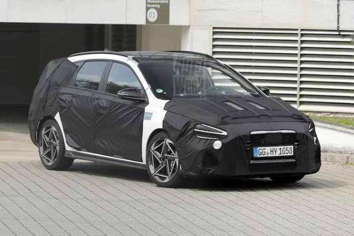 Представленный в 2016 году автомобиль…