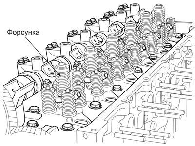 7. Извлеките форсунку из головки блока цилиндров.