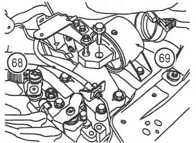 скоба на скоростната кутия (69). Момент на затягане: 69-93 Nm.