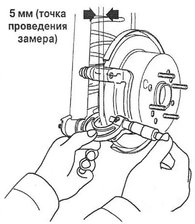 Примечание: тормозные диск и колодки заменяются комплектом с обеих сторон.