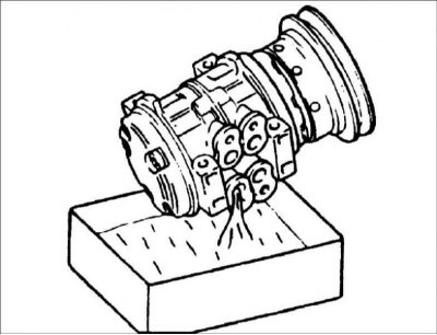 2. Слейте масло из выходного патрубка…
