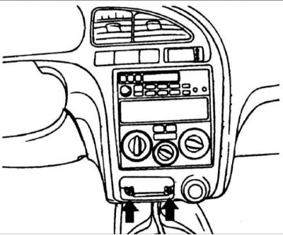 12. Снимите пепельницу, затем выверните…