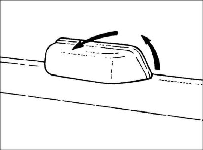 2. Немного приподнимите и отклоните…