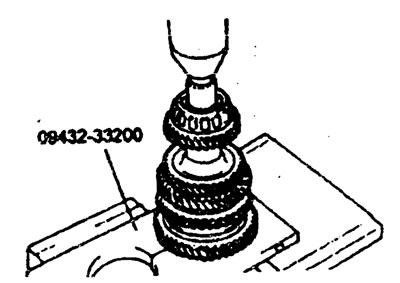 1. Снимите конический роликоподшипник, четвертную шестерню ведущего вала, прокладочное кольцо,…