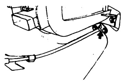 8. Снимите болт и шайбу, расположенные…