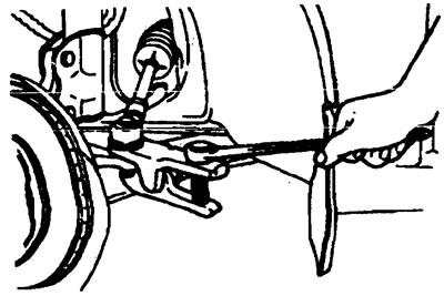 6. Отсоедините шаровой шарнир поперечной рулевой тяги от поворотного кулака с помощью…