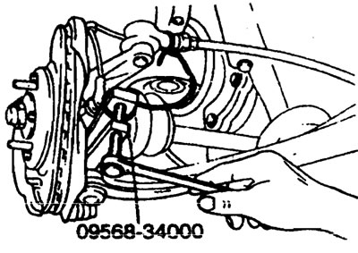1. Применяя специнструмент, отсоедините шаровой шарнир нижнего рычага от кулака.