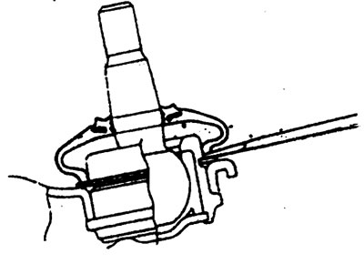 2. Снимите пружинятцее стопорное кольцо.