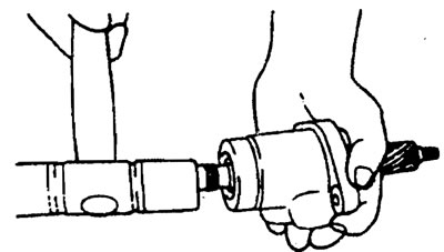 21. С помощью выколотки снимите корпус.