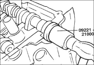 Ударами молотка по специальному…