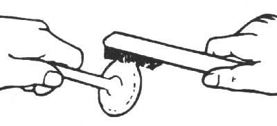 1. Проволочной щеткой очистите клапан.