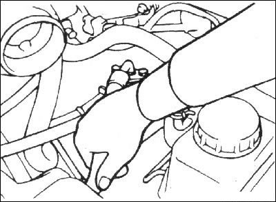 3. Пережмите шланг подачи топлива,…