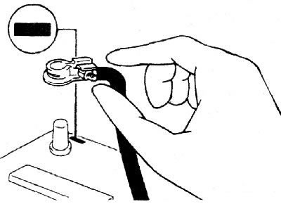 Подсоедините разъем топливного насоса.