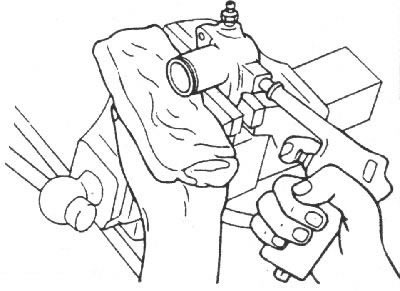 1. Проверьте рабочий цилиндр сцепления…