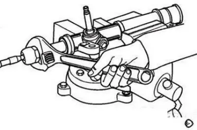 Отворачивание внутреннего шарового шарнира рулевой тяги.