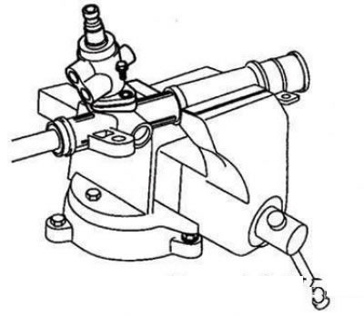 Болты крепления корпуса распределителя