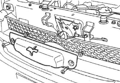 1. Откройте капот, выверните два винта…