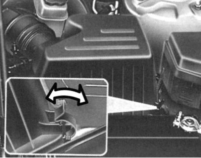 Рис. 1.212. Фиксаторы крышки воздушного фильтра