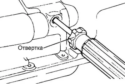 Ориз. 2.32. Инсталиране на отвертка за фиксиране на балансиращия вал