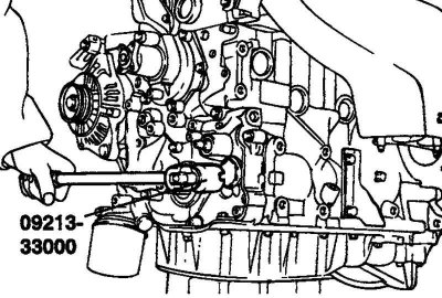 Рис. 2.87. Снятие пробки масляного насоса в передней крышке