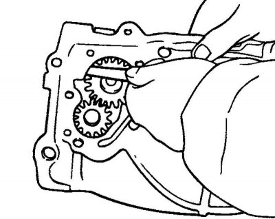 Рис. 2.95. Измерение зазора между корпусом насоса и вершинами зубьев шестерен