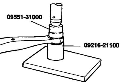 Рис. 4.28. Снятие втулки нижнего рычага подвески