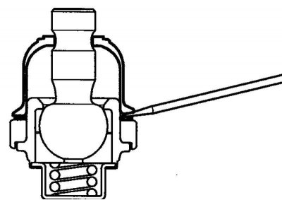 Рис. 4.29. Снятие защитного чехла шаровой опоры нижнего рычага подвески