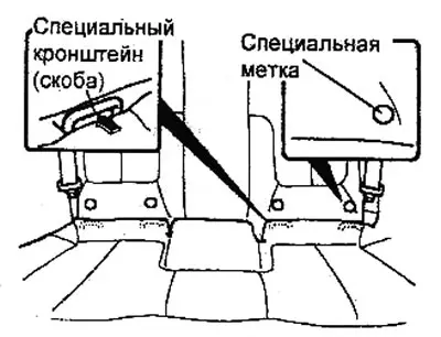 c) За да монтирате седалката, вкарайте конекторите на скобите на детската…
