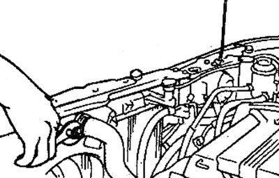 2. Слейте охлаждающую жидкость и отсоедините верхний шланг радиатора.