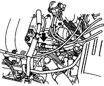10. Отсоедините топливный шланг высокого давления от топливного коллектора.