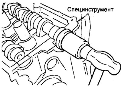 б) Наденьте сальник на распределительный вал со стороны звездочки ремня привода ГРМ, затем ударами…
