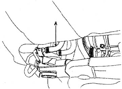 15. Изключете маркуча от помпата на кормилното управление (A).